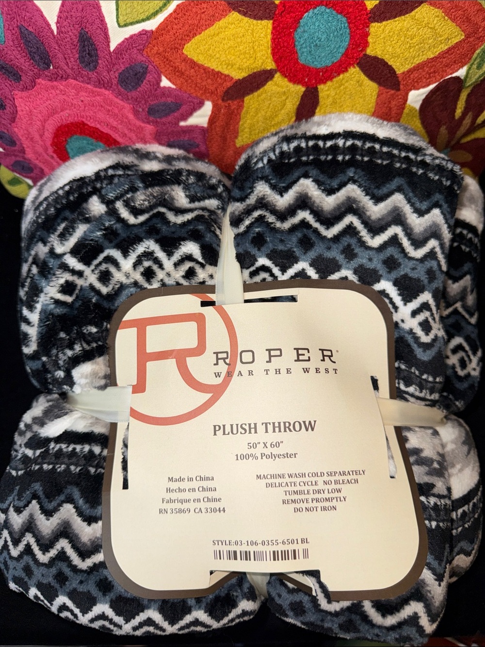 Roper Black & White Zigzag Plush Throw